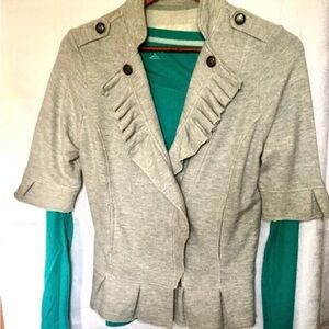 Styled gray short sleeved sweatshirt sweater